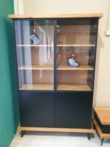 SOHO witryna drewniana z czarnymi frontami Remo Meble Promocja 40%